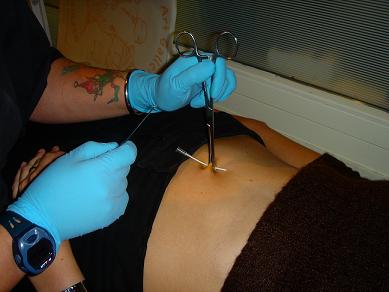 les 8 étapes du piercing au nombril