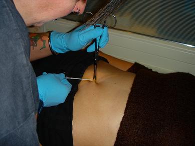 les 8 étapes du piercing au nombril